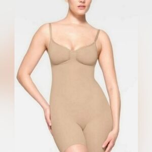 Skims Seamless Sculpt Mid Thigh Bodysuit Body Shaper Sculpting Tan Medium